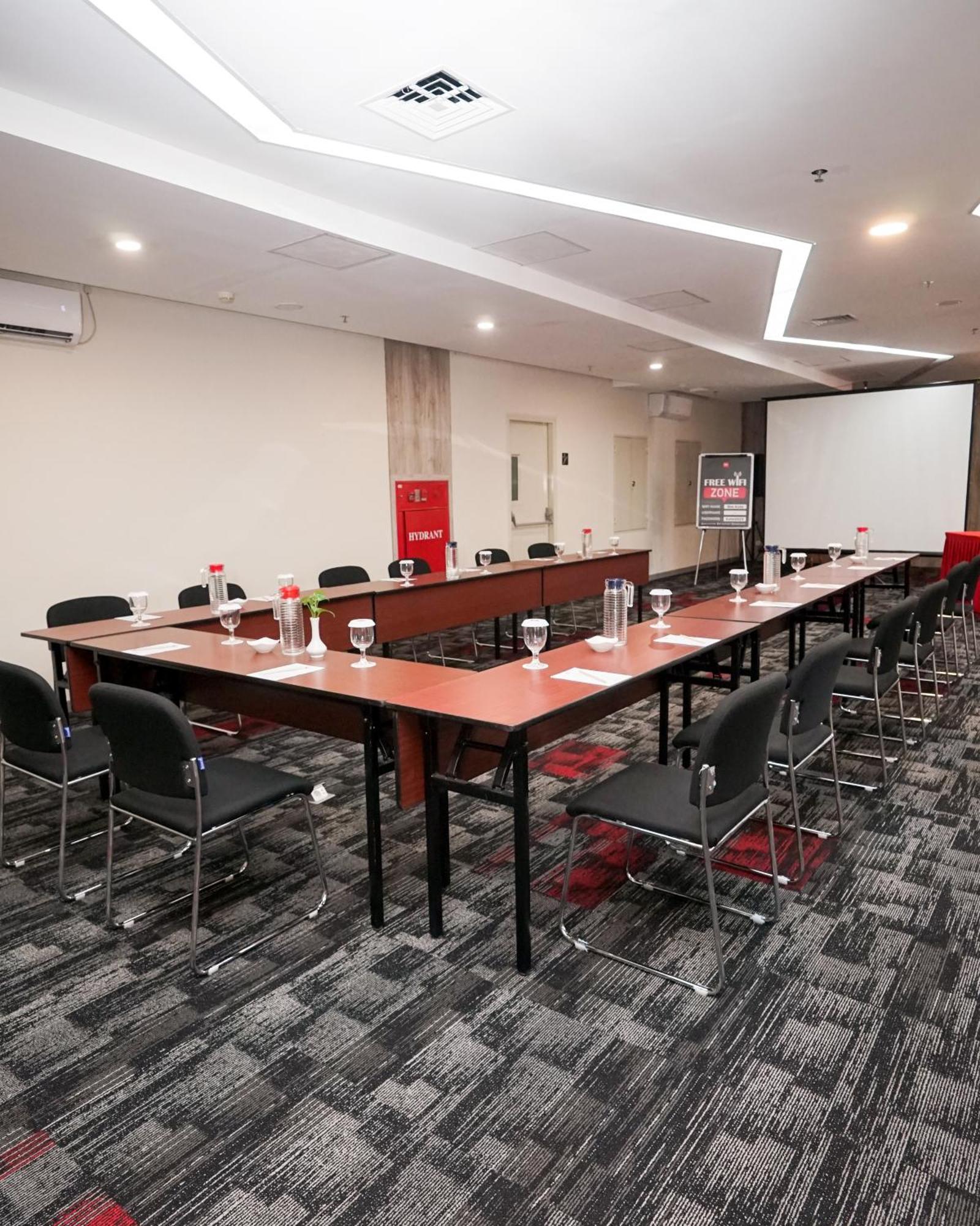 Ibis Jakarta Senen Экстерьер фото
