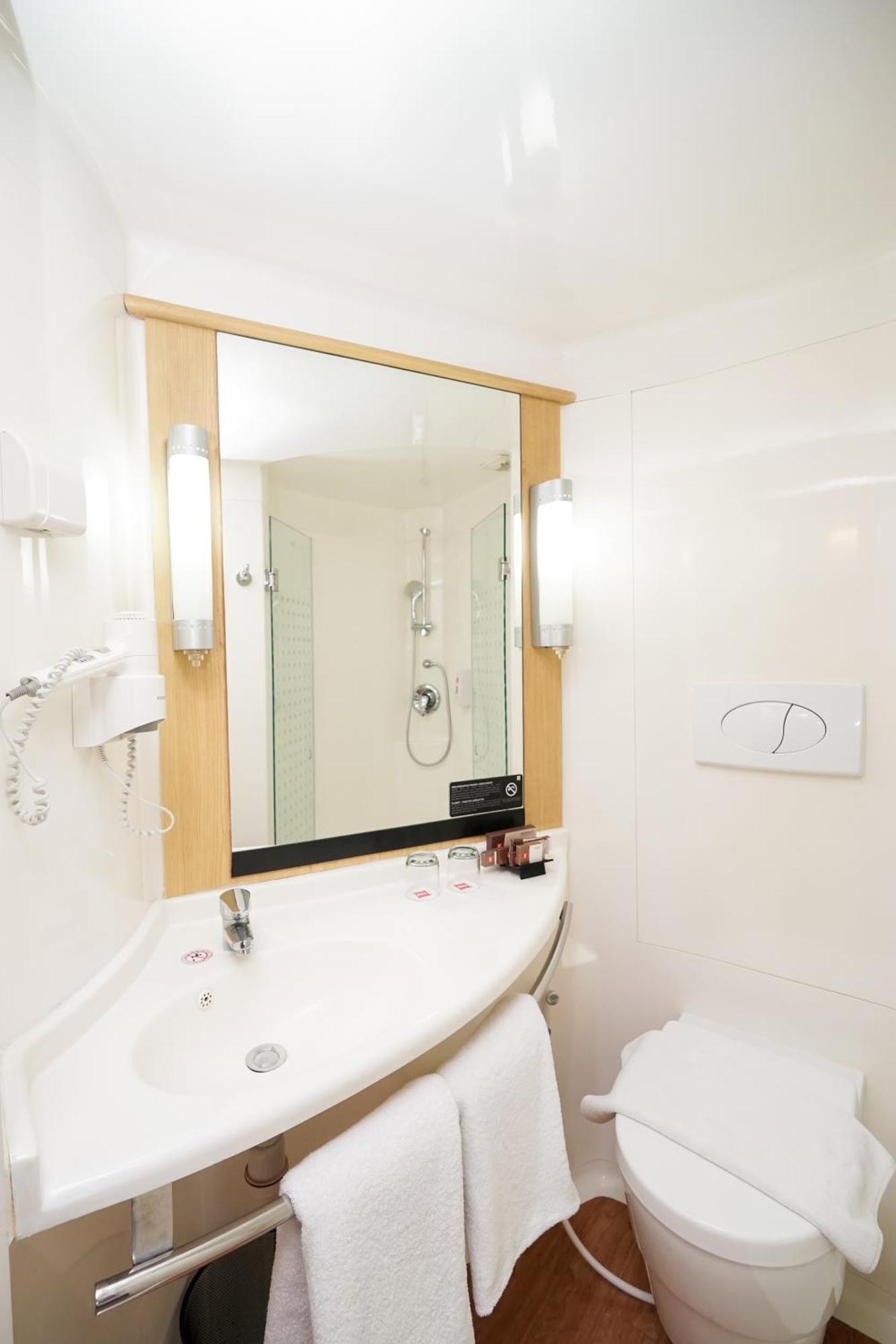 Ibis Jakarta Senen Экстерьер фото