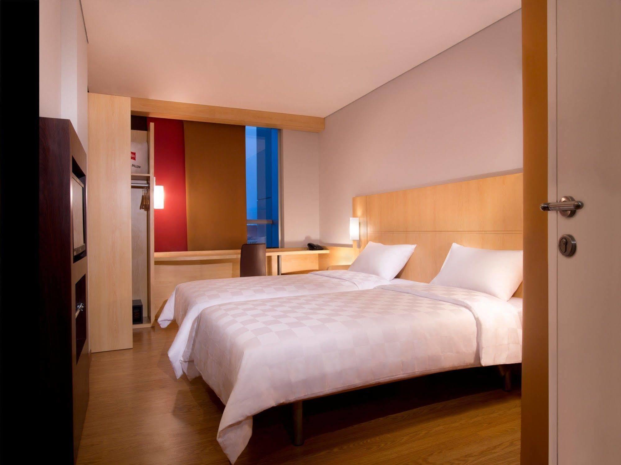 Ibis Jakarta Senen Экстерьер фото